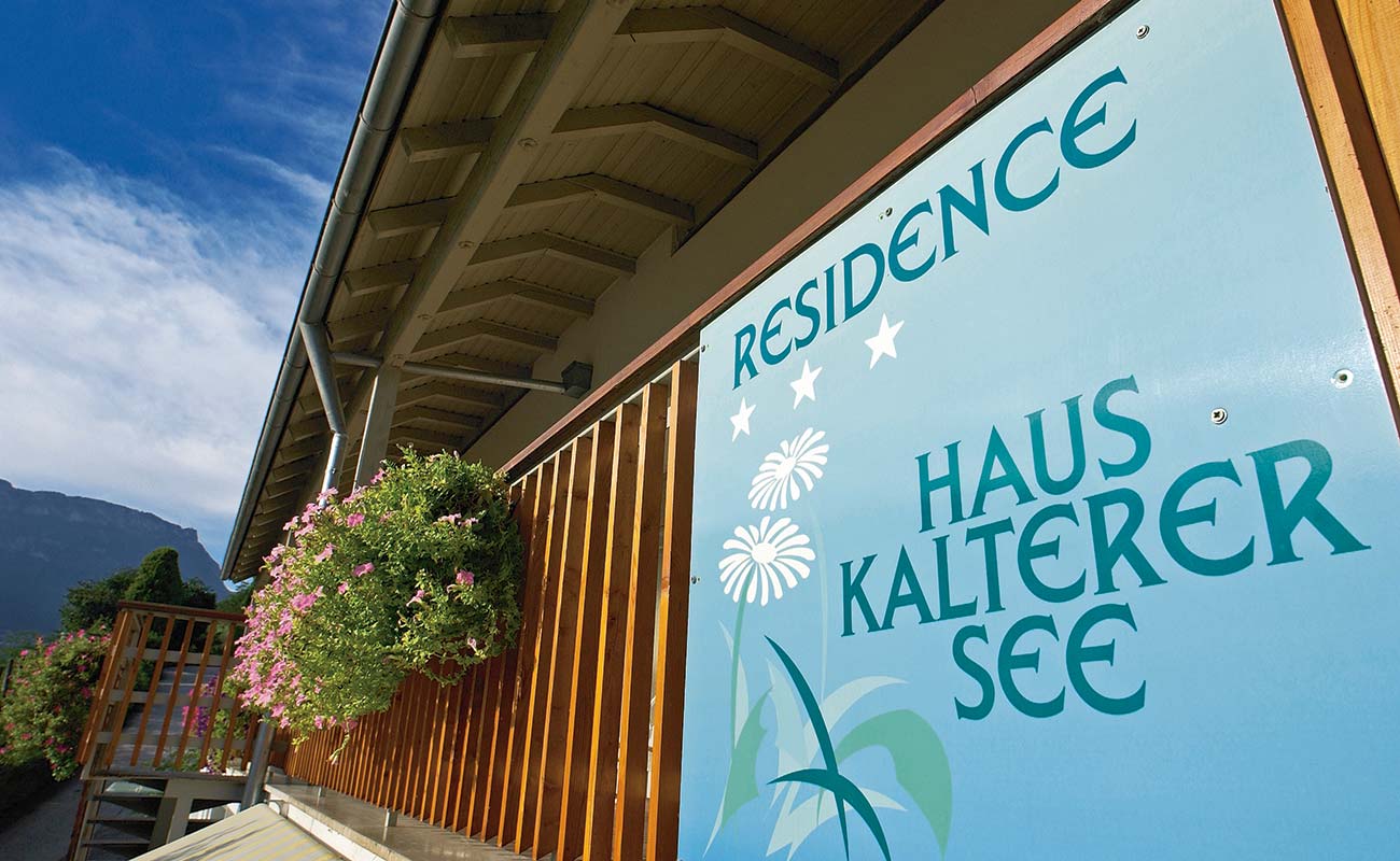 Foto vom Willkommensschild mit dem Logo vom Residence Haus Kalterer See