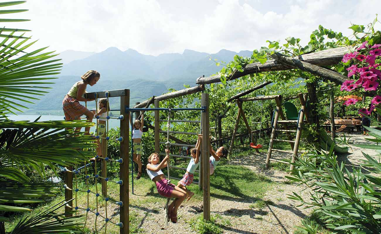 Bambini giocano nel parco giochi del Residence a Caldaro Kalterer See