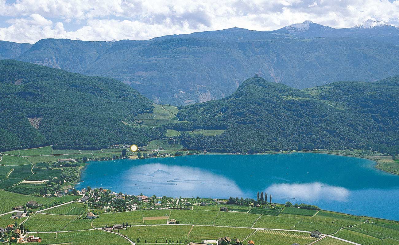 Aufnahme von der Vogelperpektive vom Kalterer See und der Landschaft rund um diesen