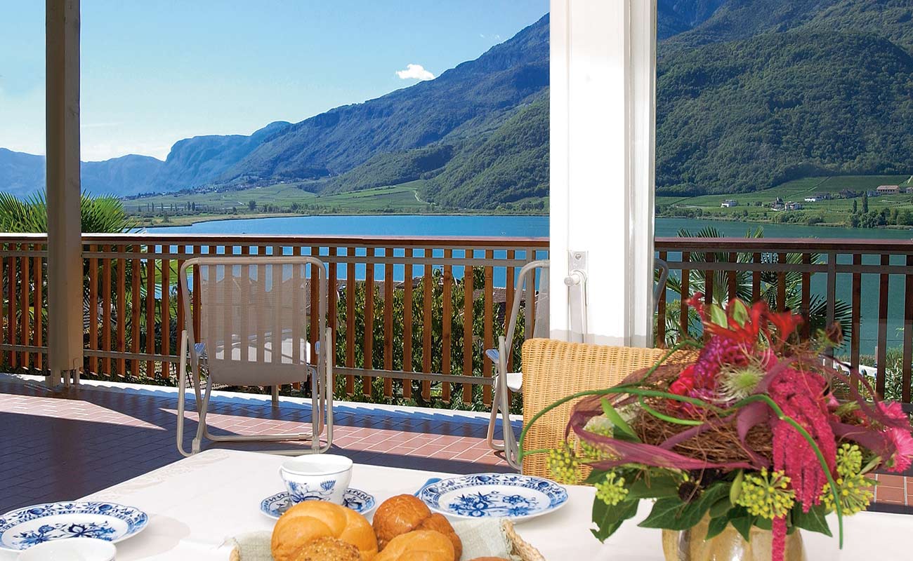 Tavola apparecchiata e terrazza con vista lago