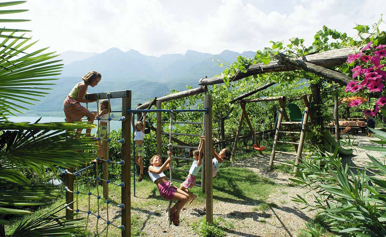 Kinderspielplatz in den Reben vor dem Residence Haus Kalterer See