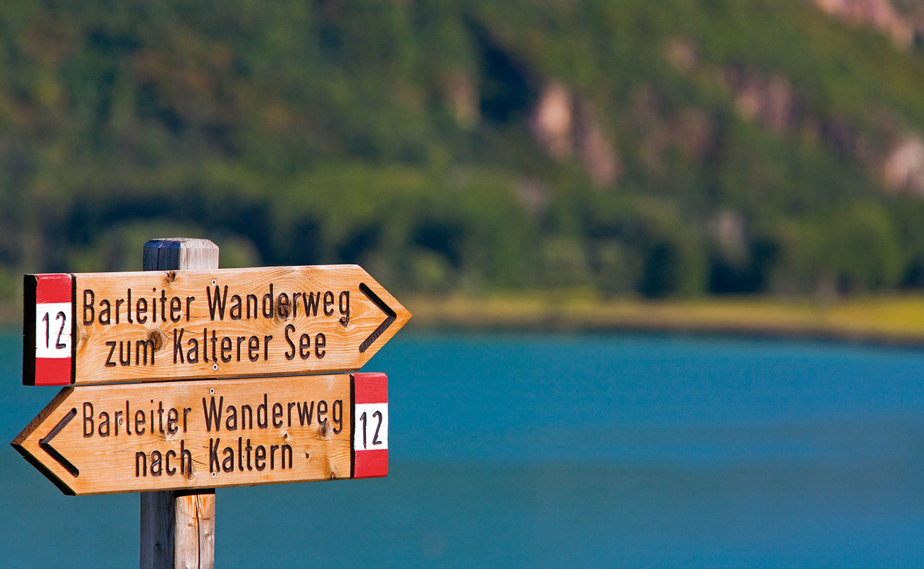 Wegweiser aus Holz zum markieren von Wanderwegen rund um den Kalterersee