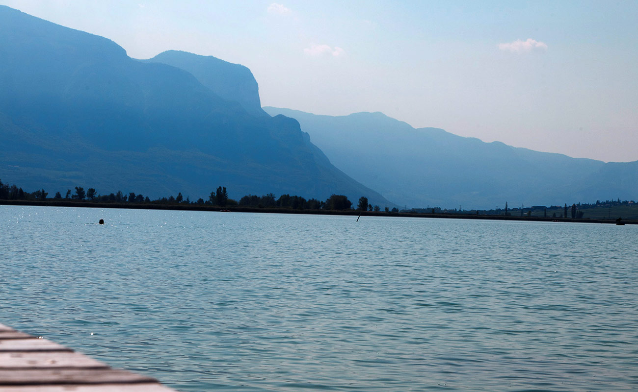 Vista sulle acque calme del Lago di Caldaro